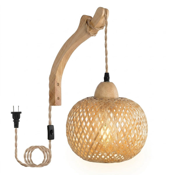 Arandela de rattan trançado com corda de cânhamo e soquete E27, vista frontal em fundo branco