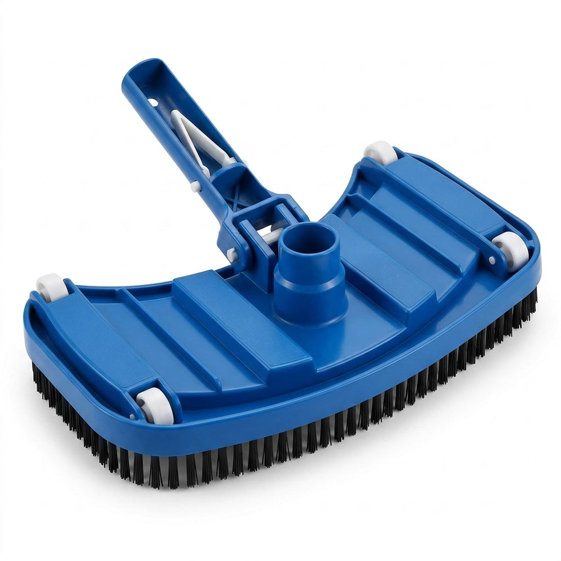 Aspirador para piscina com cabeçote meia-lua flexível para o fundo, vista em ângulo 3/4 em fundo branco