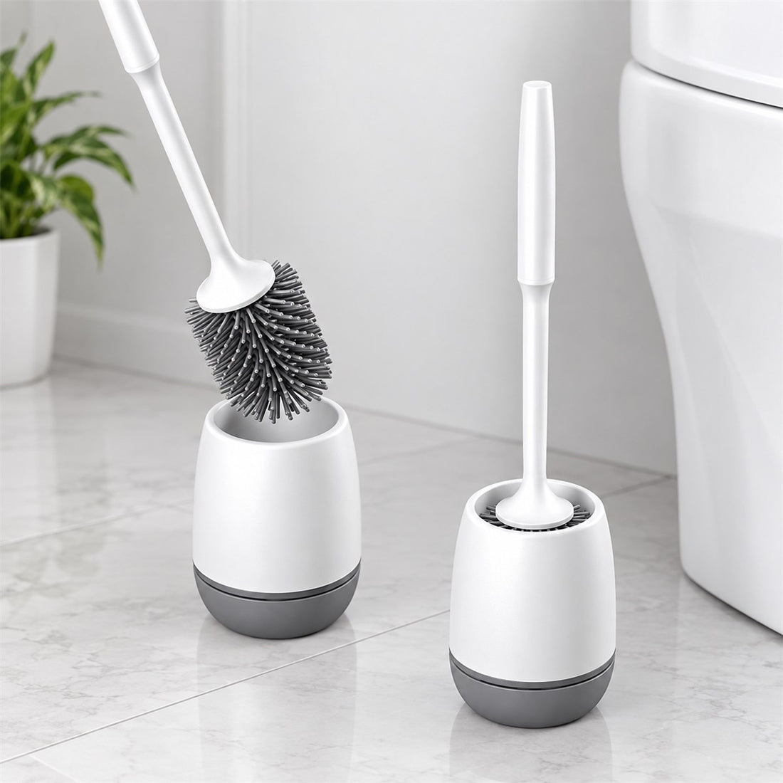 Escova sanitária de silicone com suporte de chão para banheiro e lavabo, vista em ângulo 3/4