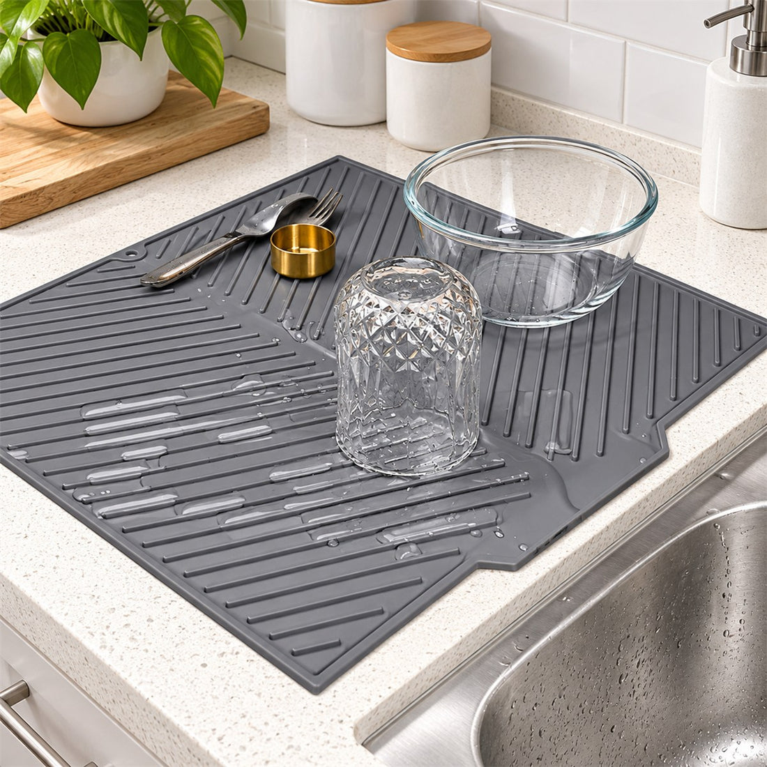 Tapete de Silicone para Pia Escorredor Antiderrapante 37 x 26 cm, vista em ângulo 3/4