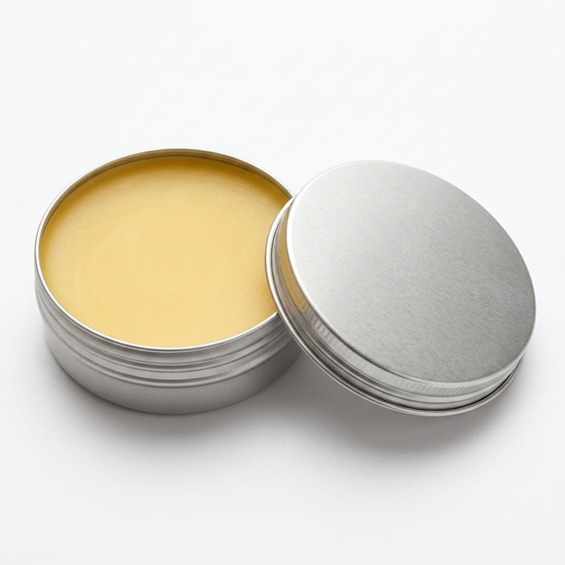 Cera de abelha para madeira 80 g para móveis, tábua e utensílios, vista em ângulo 3/4 em fundo branco
