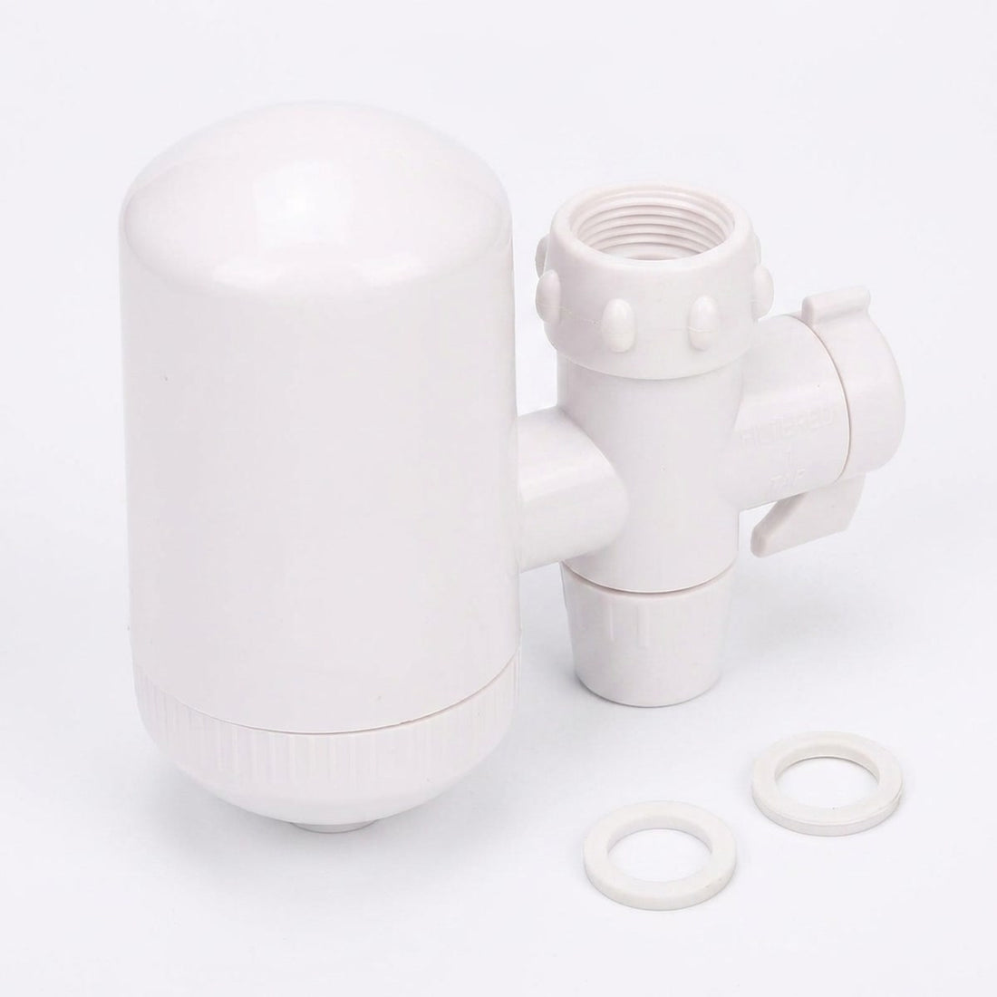 Purificador de água para torneira com pré-filtro para a pia da cozinha, vista em ângulo 3/4 em fundo branco