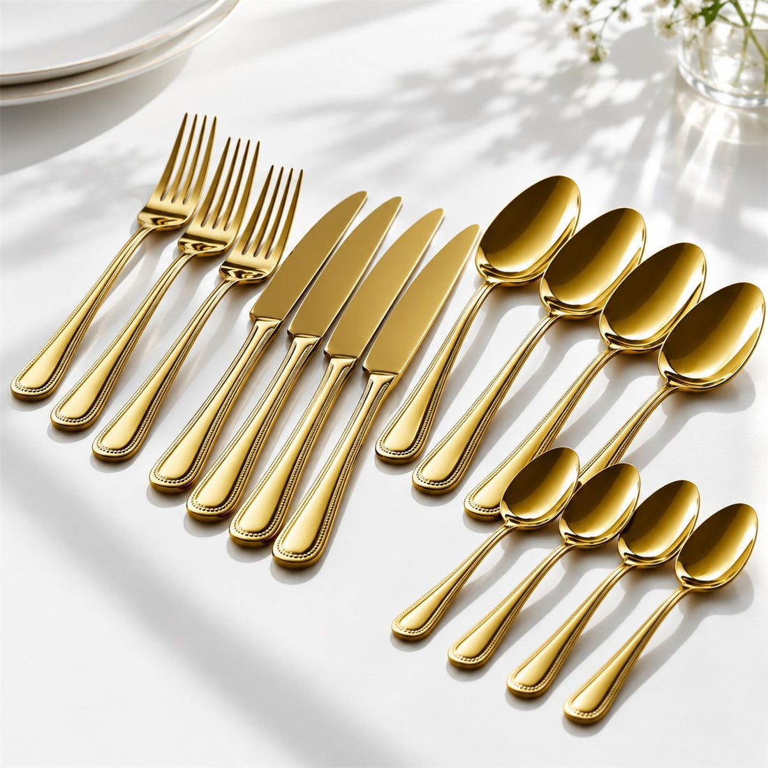 Jogo de Talheres Dourado 16 Peças em Aço Inox para Mesa Posta, vista em ângulo 3/4