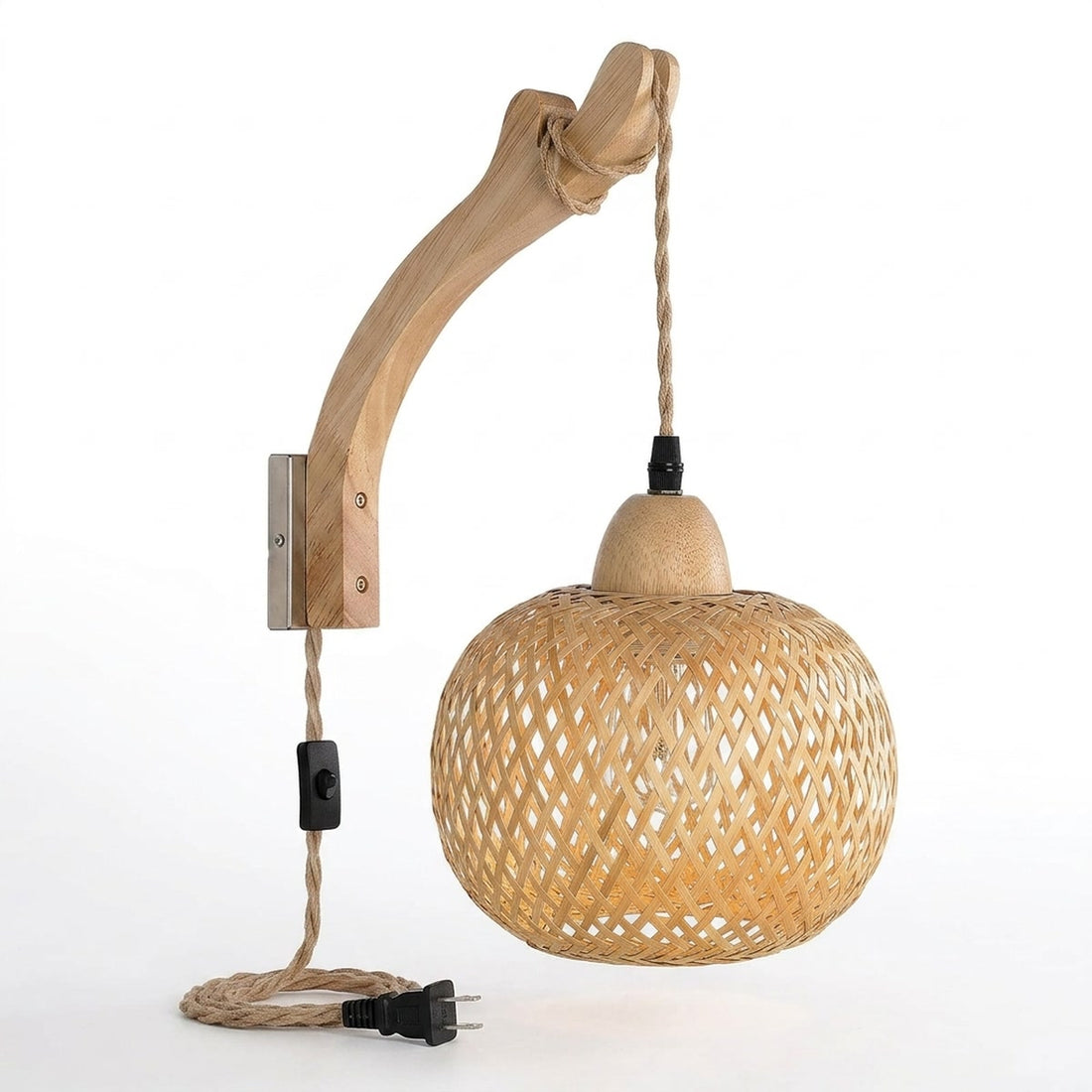 Arandela de rattan trançado com corda de cânhamo e soquete E27, vista em ângulo 3/4 em fundo branco