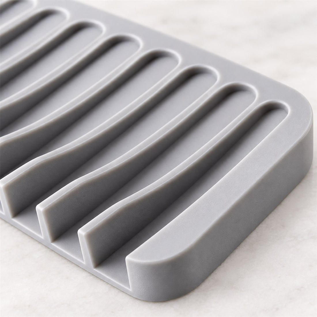 Saboneteira de silicone autodrenante com base antiderrapante para a pia, detalhe do acabamento