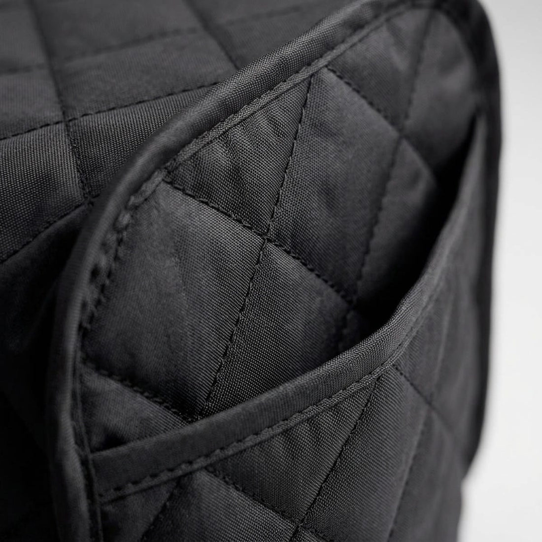 Capa para liquidificador matelassê com bolso lateral contra poeira, detalhe do acabamento