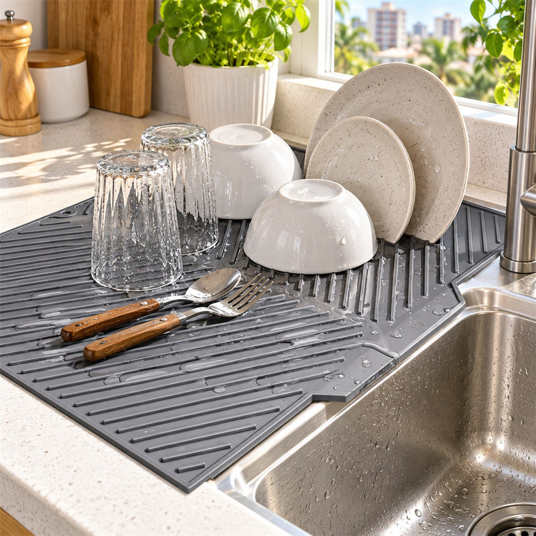 Tapete de Silicone para Pia Escorredor Antiderrapante 37 x 26 cm em uso no ambiente