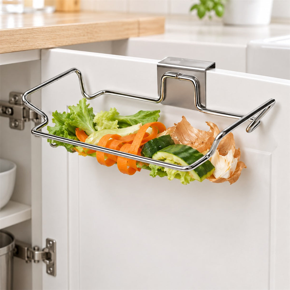 Lixeira para Porta de Armário em Aço Inox para Cozinha em uso no ambiente