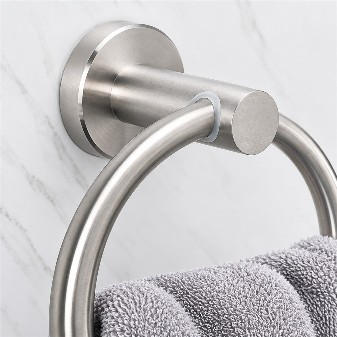 Argola Porta Toalha de Aço Inox 304 para Toalha de Rosto e Lavabo em uso no ambiente
