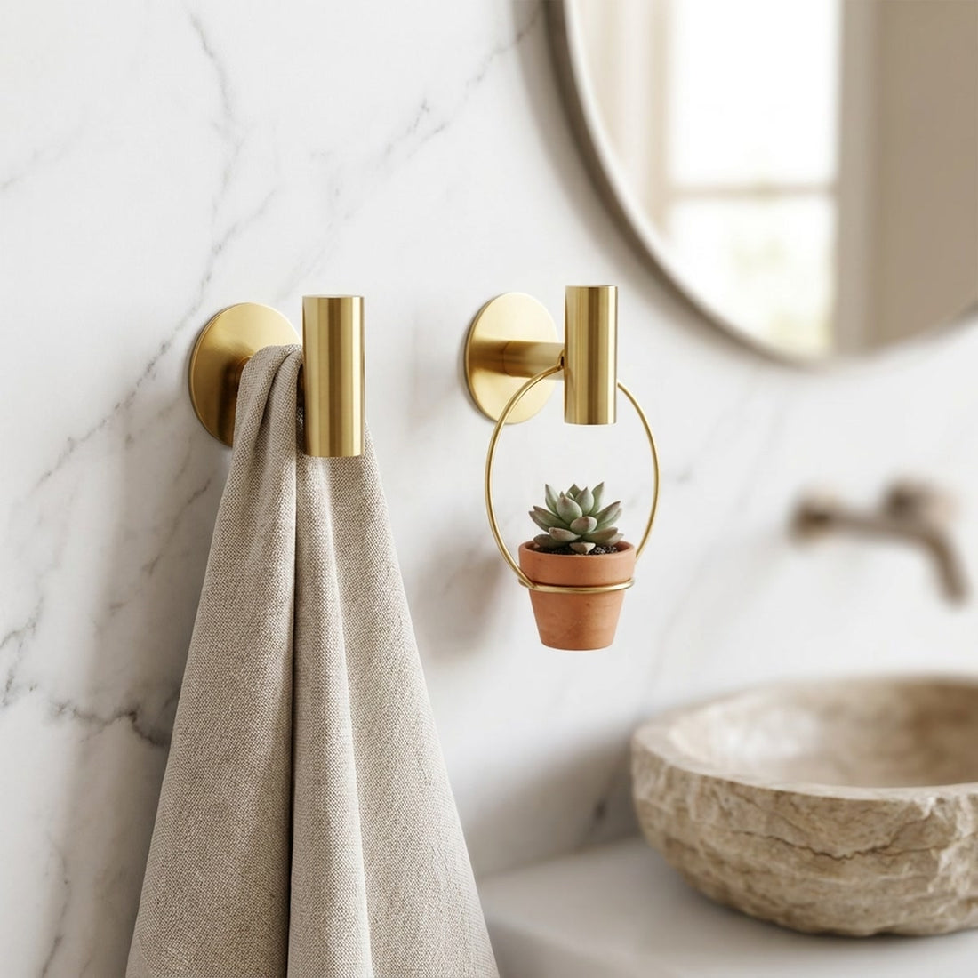 Gancho adesivo dourado em aço inox, par para banheiro e cozinha em uso no ambiente