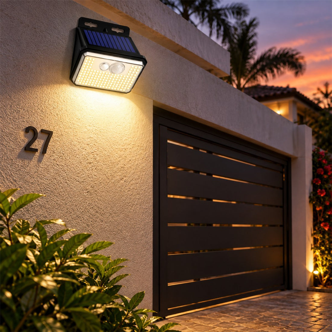 Luz Solar de Parede com Sensor de Presença e 148 LEDs para Jardim e Garagem em uso no ambiente
