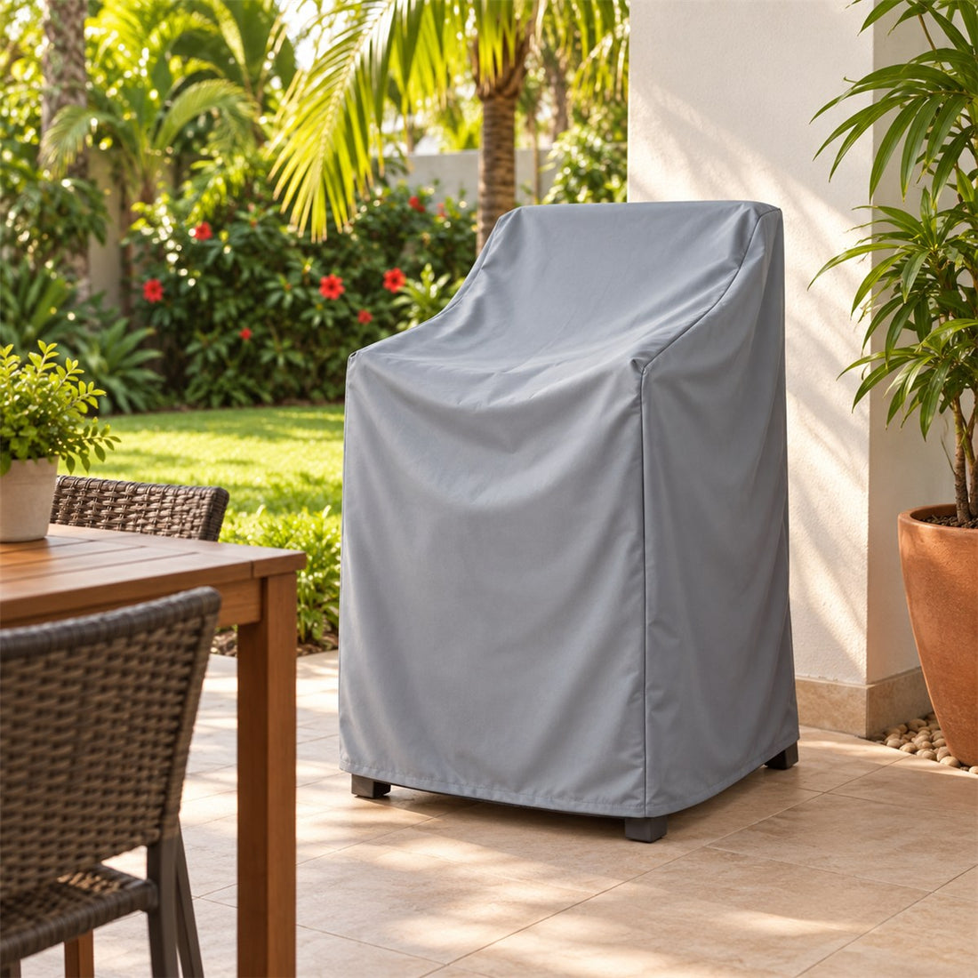 Capa para cadeira de jardim empilhada impermeável 80 x 80 x 80 cm em uso no ambiente