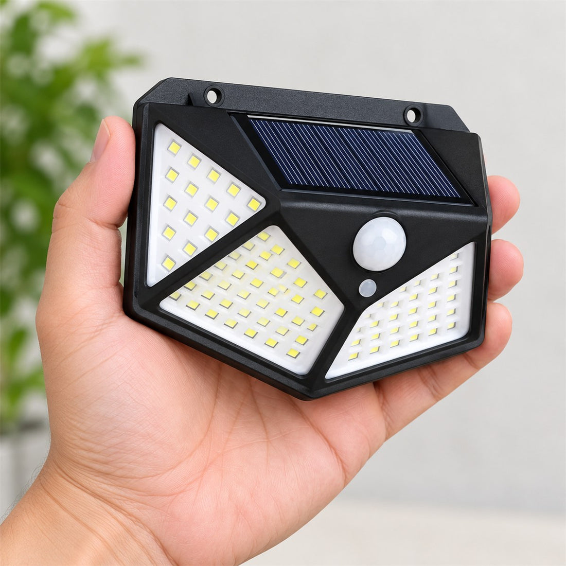 Arandela solar de parede externa com 100 LEDs para varanda e área gourmet em uso no ambiente