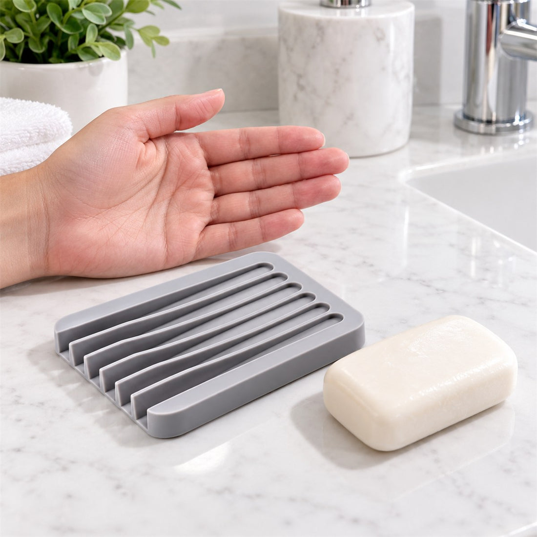 Saboneteira de silicone autodrenante com base antiderrapante para a pia em uso no ambiente