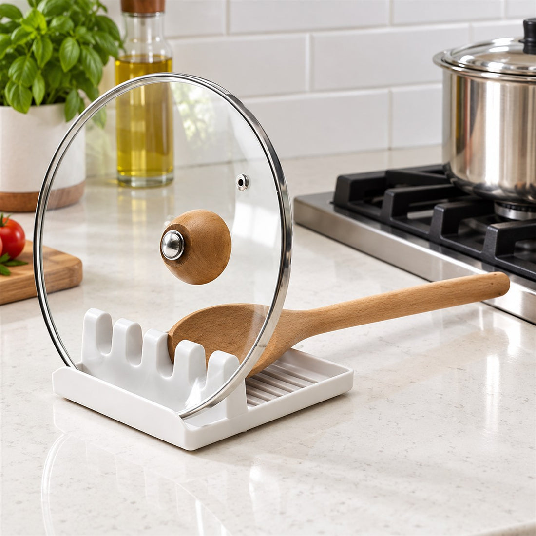 Descanso de colher e utensílios de cozinha com base antiderrapante em uso no ambiente