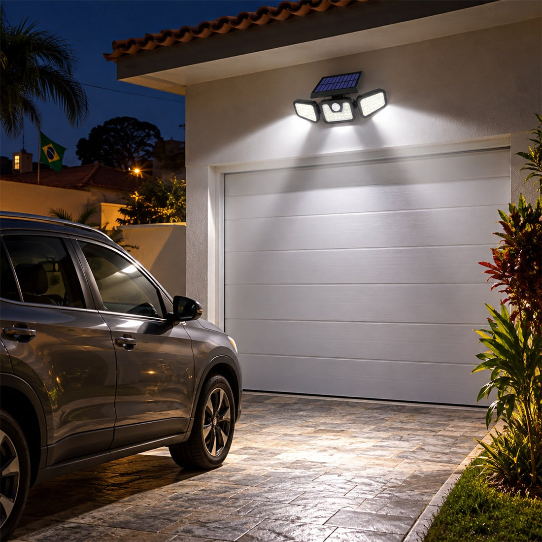 Refletor Solar Recarregável com Sensor e Três Cabeças de 270 Graus em uso no ambiente