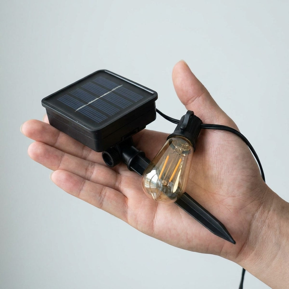 Varal de luzes solar para área externa com 8 metros e 20 lâmpadas LED em uso, mostrando o tamanho real