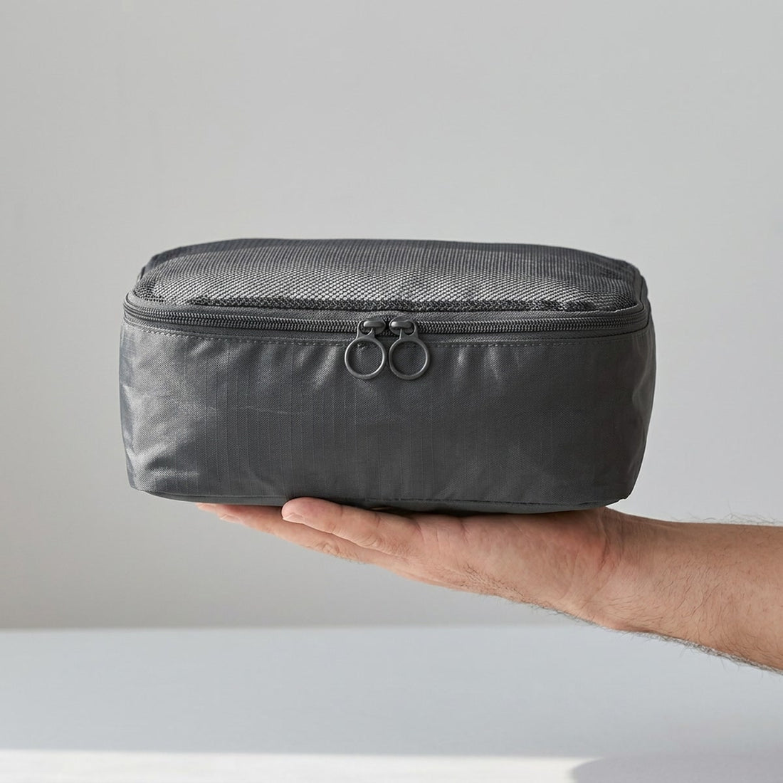 Kit organizador de mala com 7 peças em algodão para viagem em uso, mostrando o tamanho real