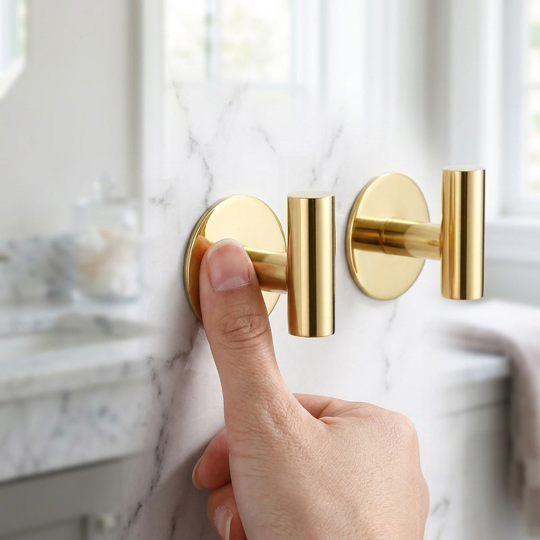 Gancho adesivo dourado em aço inox, par para banheiro e cozinha em uso, mostrando o tamanho real