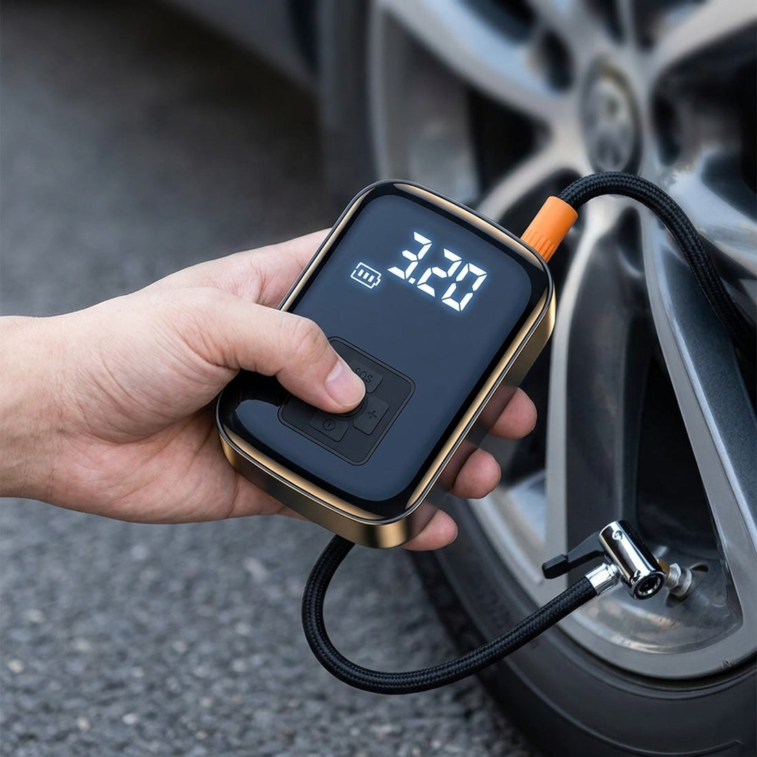 Compressor de Ar sem Fio Digital para Pneus de Carro e Moto em uso, mostrando o tamanho real