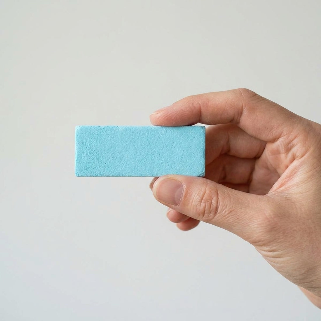 Pastilha para limpar piso concentrada com 30 folhas para balde de água em uso, mostrando o tamanho real