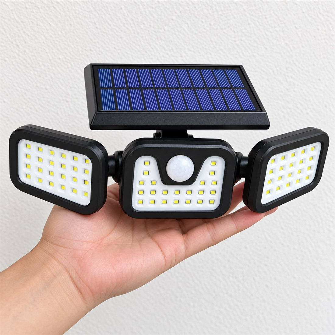 Refletor Solar Recarregável com Sensor e Três Cabeças de 270 Graus em uso, mostrando o tamanho real