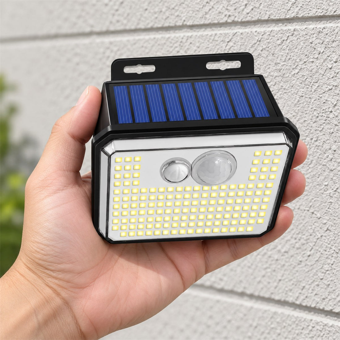 Luz Solar de Parede com Sensor de Presença e 148 LEDs para Jardim e Garagem em uso, mostrando o tamanho real