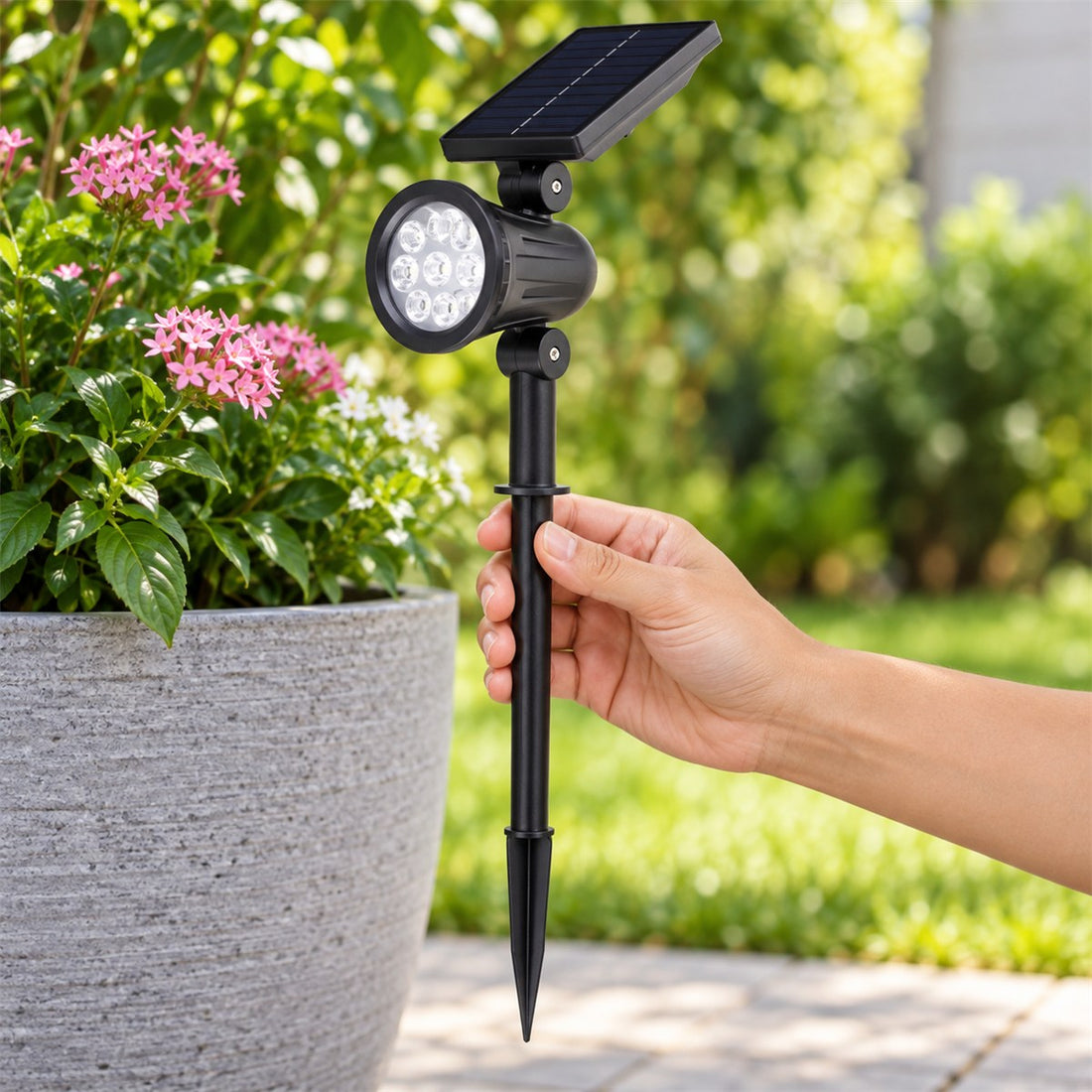 Luminária Solar para Quintal com 9 LEDs e Brilho Ajustável, Painel Articulado em uso, mostrando o tamanho real