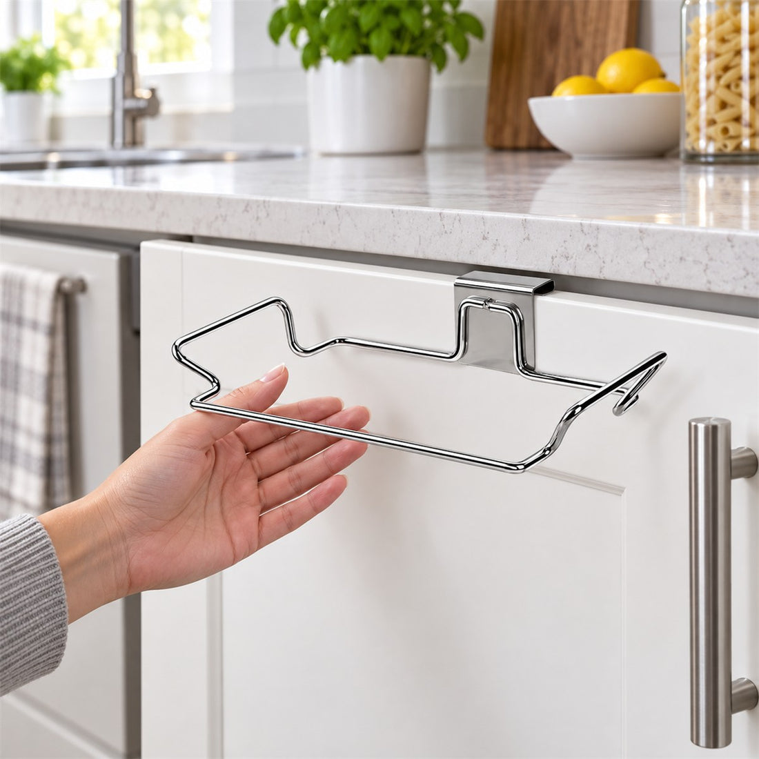 Lixeira para Porta de Armário em Aço Inox para Cozinha em uso, mostrando o tamanho real