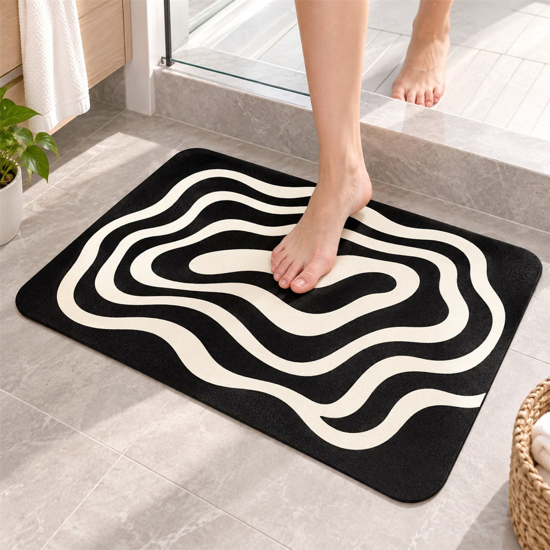 Tapete de diatomita 40x60 cm antiderrapante e de secagem rápida para banheiro em uso, mostrando o tamanho real