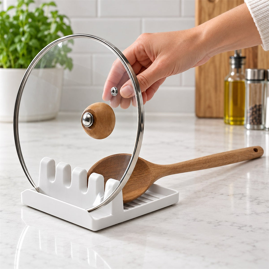 Descanso de colher e utensílios de cozinha com base antiderrapante em uso, mostrando o tamanho real