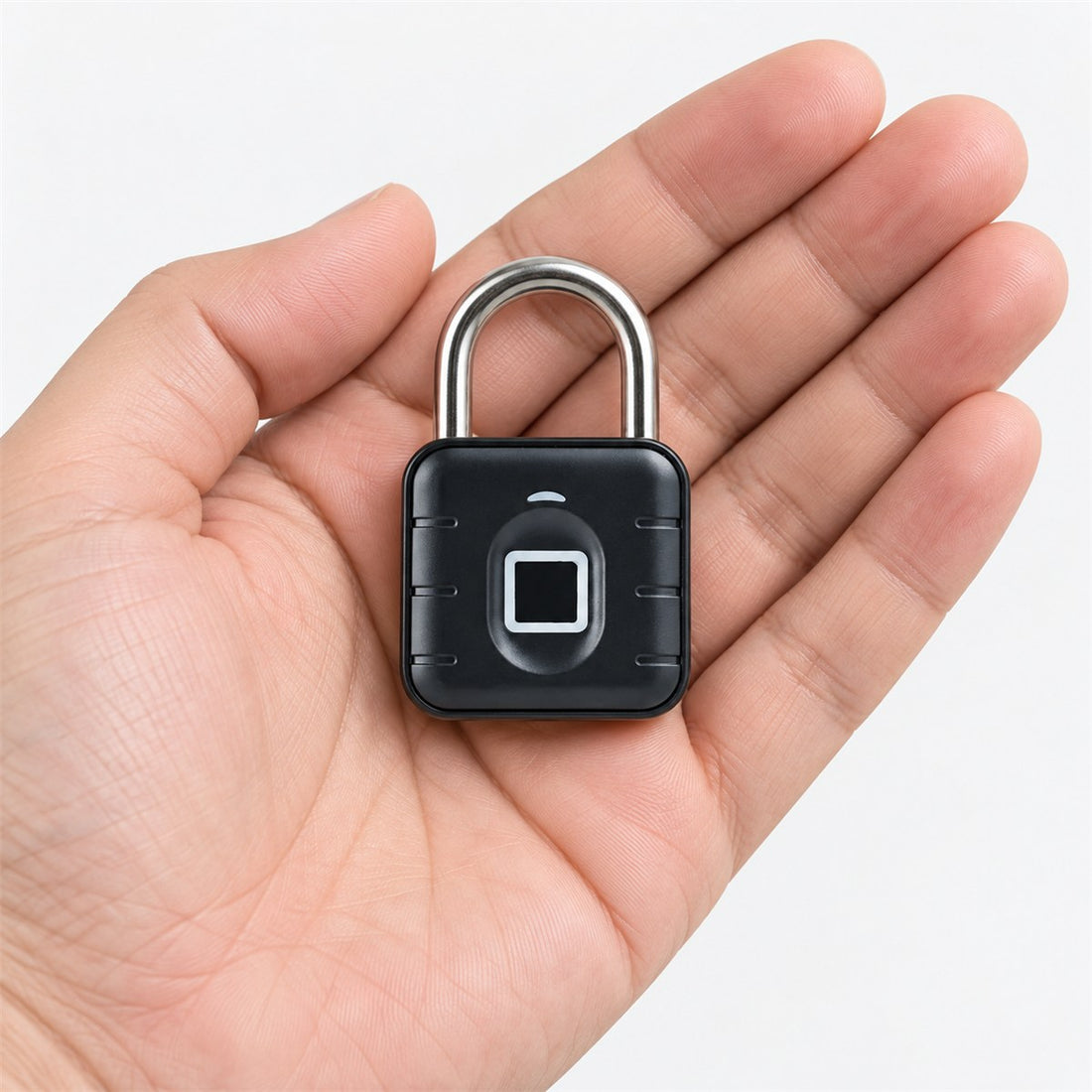 Cadeado com Biometria e Bluetooth para Porta, Armário e Mala em uso, mostrando o tamanho real