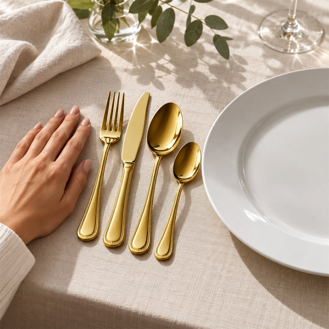 Jogo de Talheres Dourado 16 Peças em Aço Inox para Mesa Posta em uso, mostrando o tamanho real