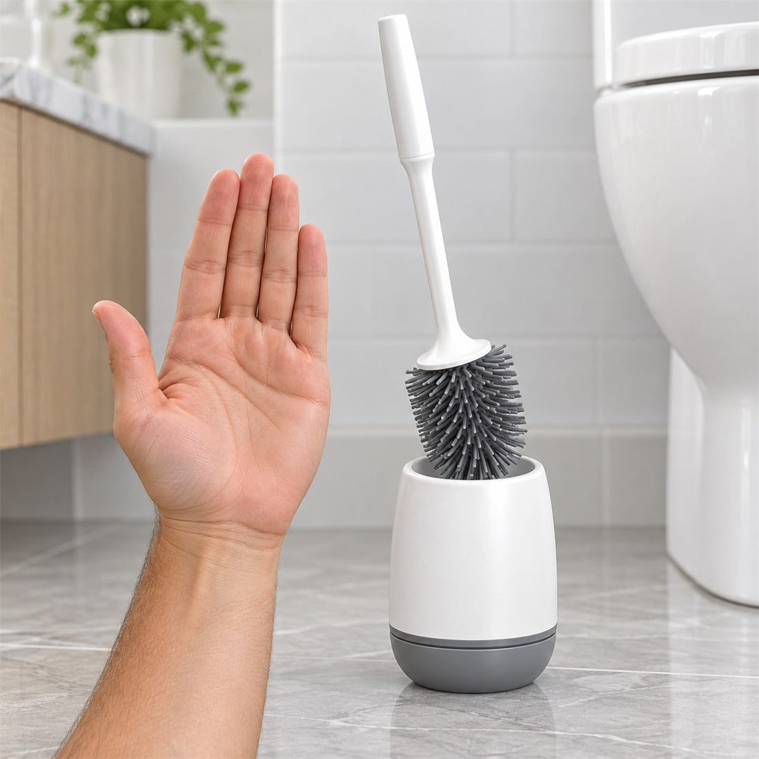 Escova sanitária de silicone com suporte de chão para banheiro e lavabo em uso, mostrando o tamanho real