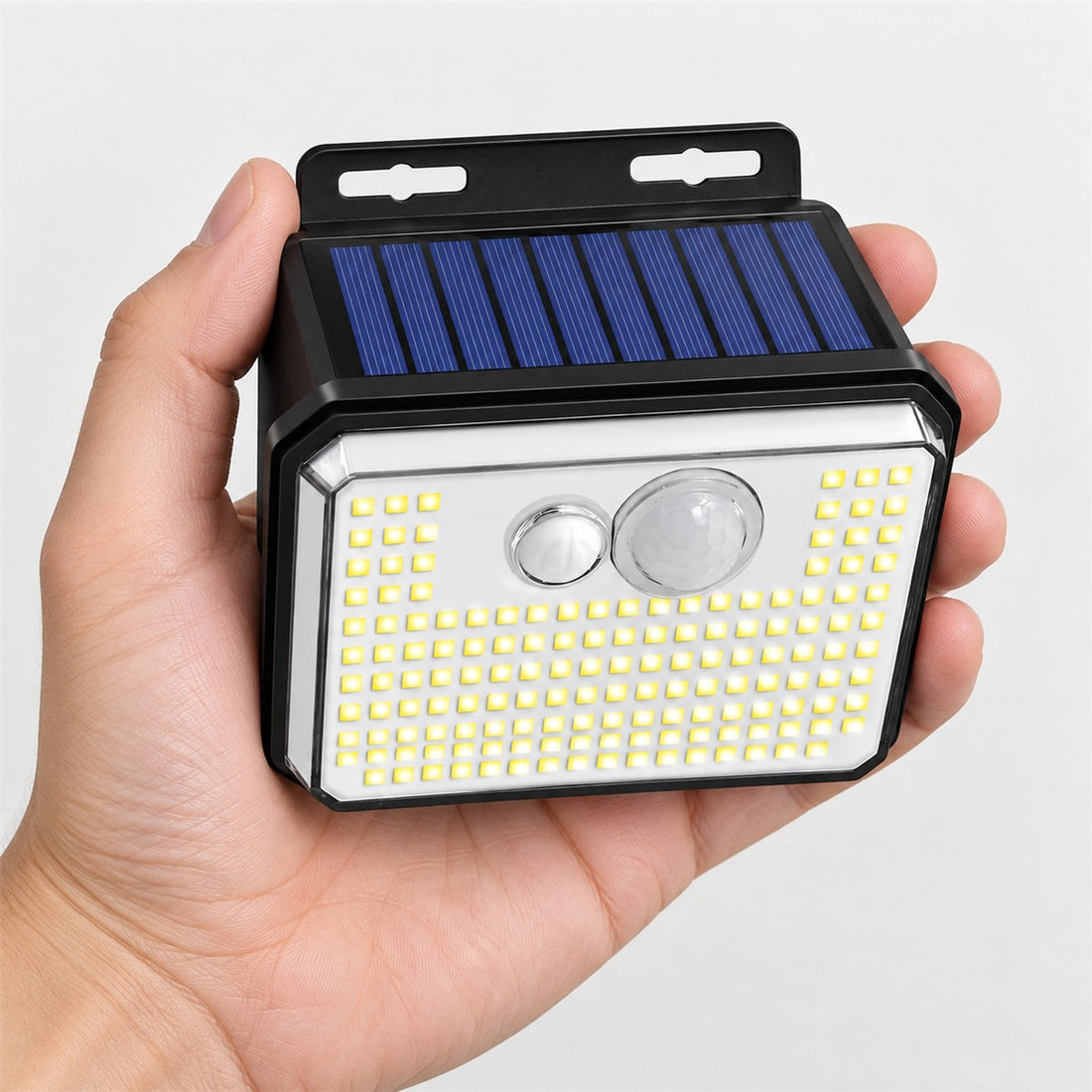 Refletor solar com sensor de presença e 148 LEDs para muro e garagem em uso, mostrando o tamanho real
