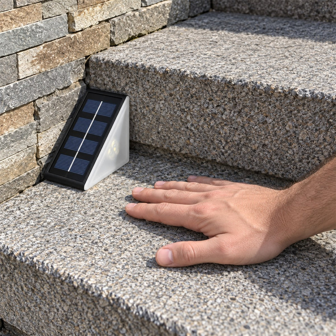 Luz Solar Decorativa Triangular para Degrau e Deck, Branco Quente ou RGB em uso, mostrando o tamanho real