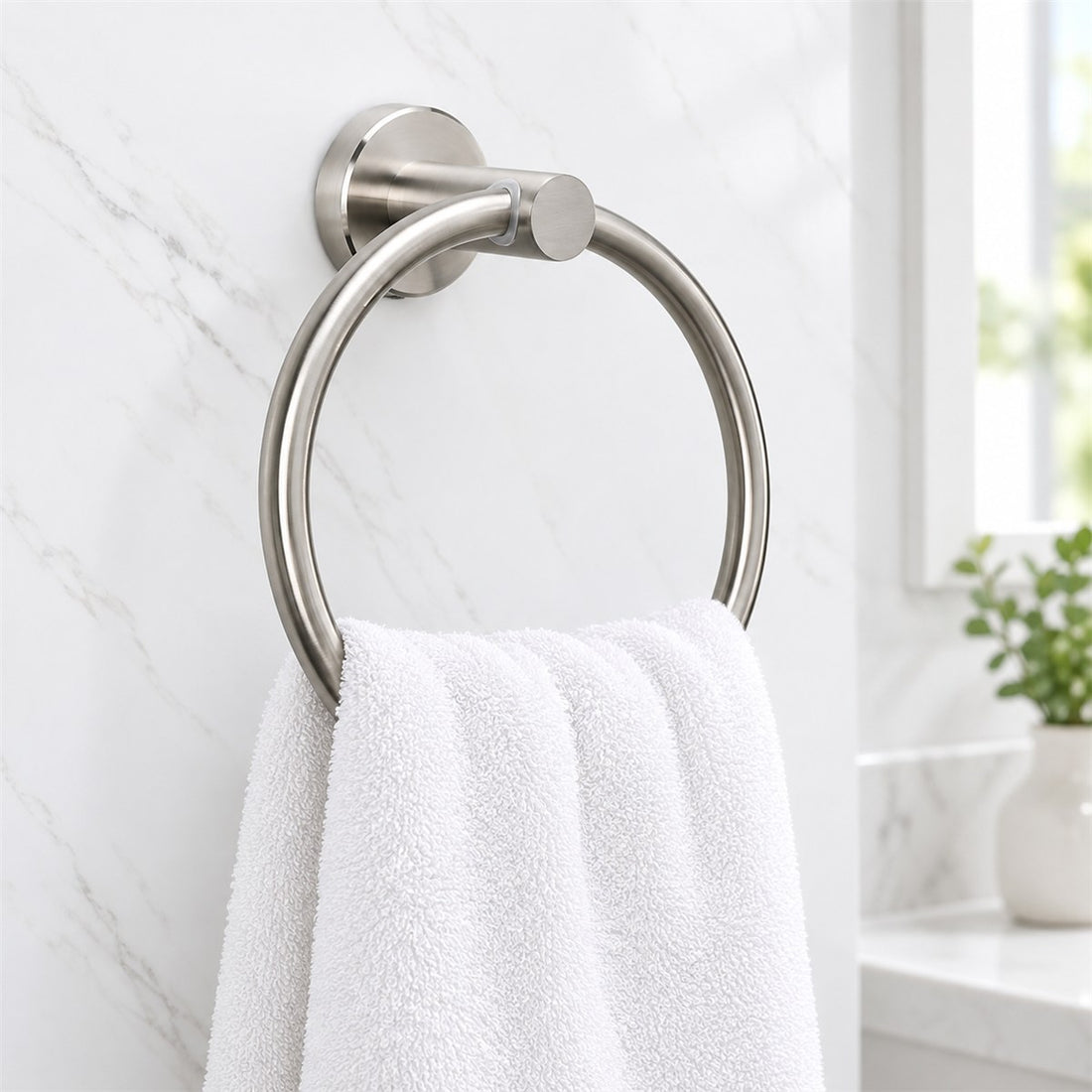 Argola Porta Toalha de Aço Inox 304 para Toalha de Rosto e Lavabo em uso, mostrando o tamanho real