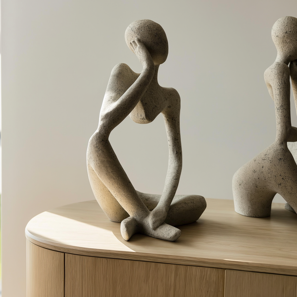 Escultura decorativa abstrata de resina em tom areia sobre aparador da sala — foto de ambiente 3