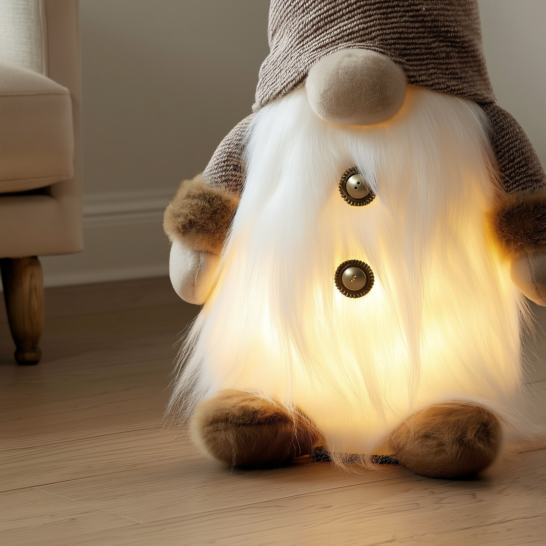 Boneco gnomo de Natal sem rosto com luz LED interna no canto da sala — foto de ambiente 3