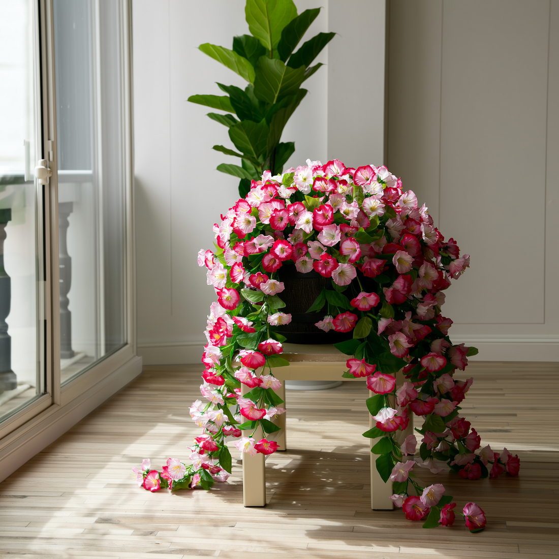 Cesta suspensa de flores artificiais rosa pendurada junto à varanda — foto de ambiente 2
