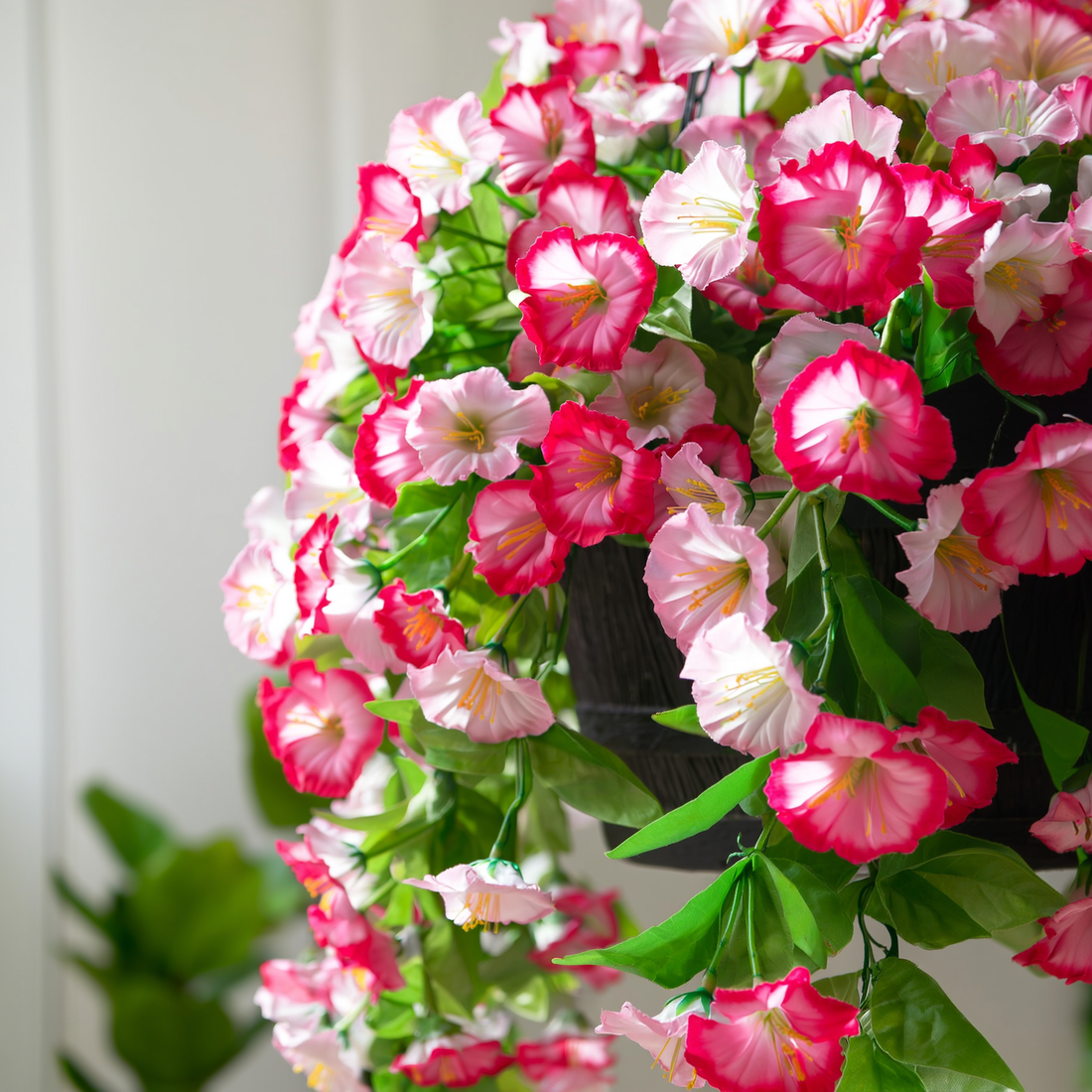 Cesta suspensa de flores artificiais rosa pendurada junto à varanda — foto de ambiente 3