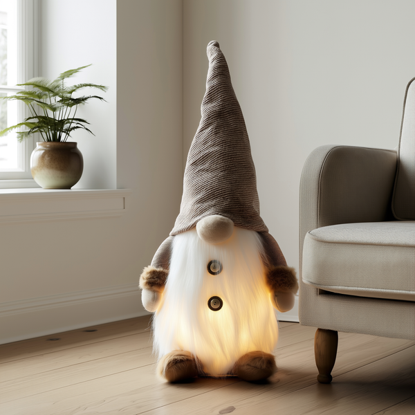 Boneco gnomo de Natal sem rosto com luz LED interna no canto da sala — foto de ambiente 2