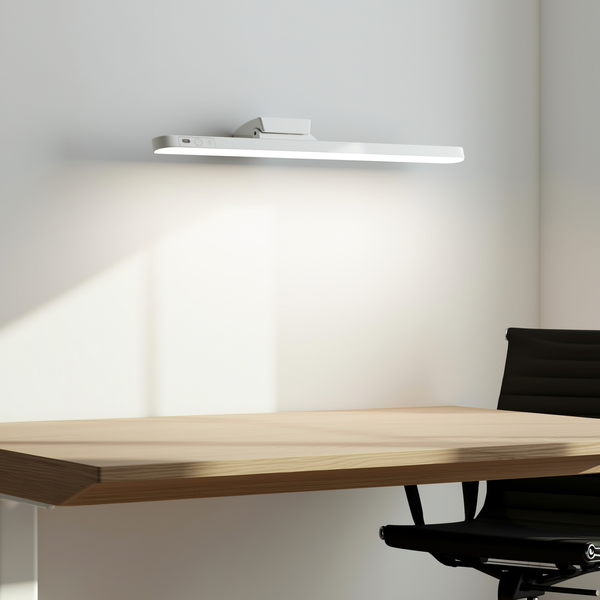 Luminária de mesa USB magnética branca acesa fixada na parede do escritório — foto de ambiente 2