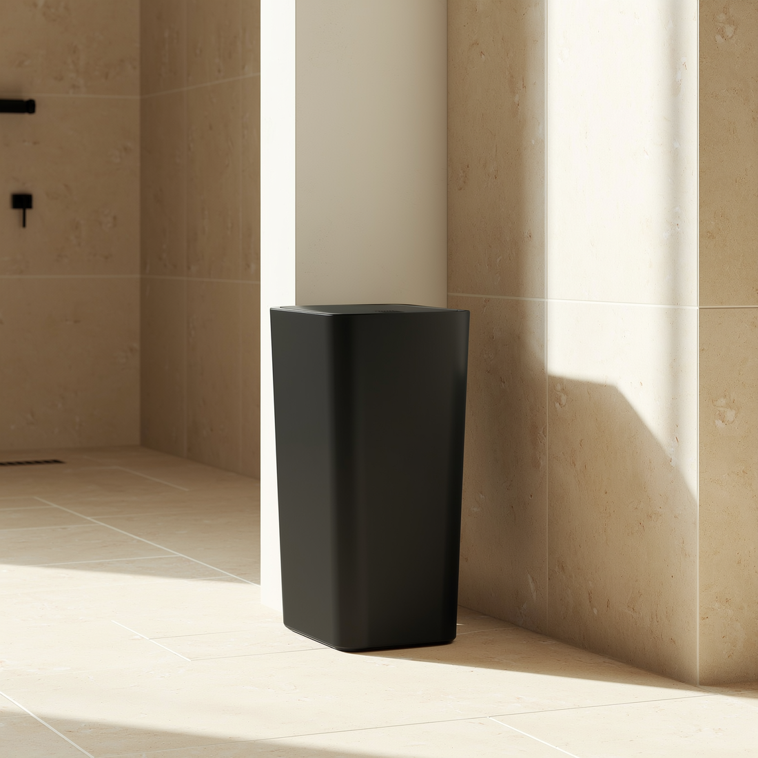 Lixeira slim preta com tampa em banheiro minimalista com mármore — foto de ambiente 2