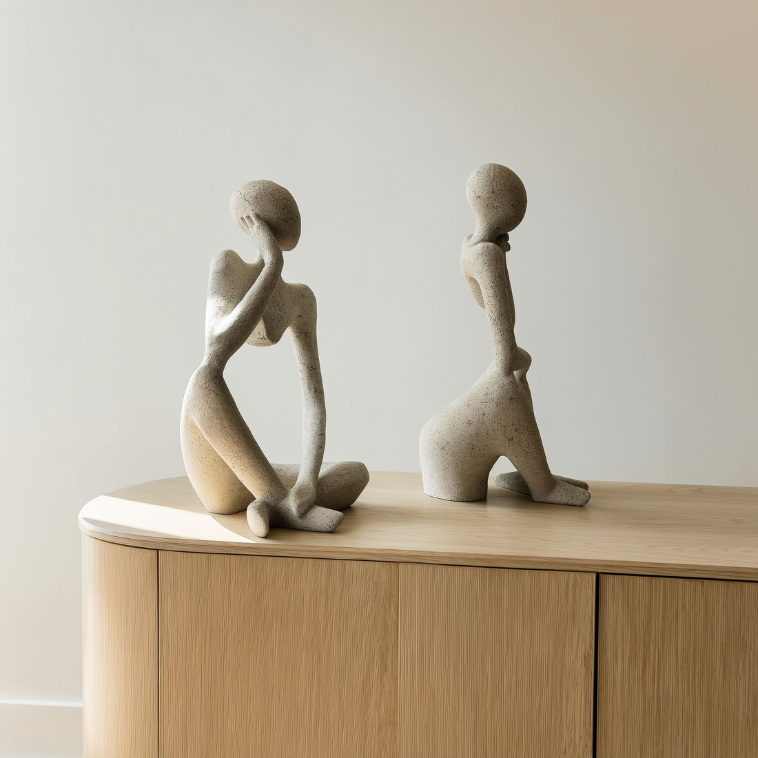 Escultura decorativa abstrata de resina em tom areia sobre aparador da sala — foto de ambiente 2