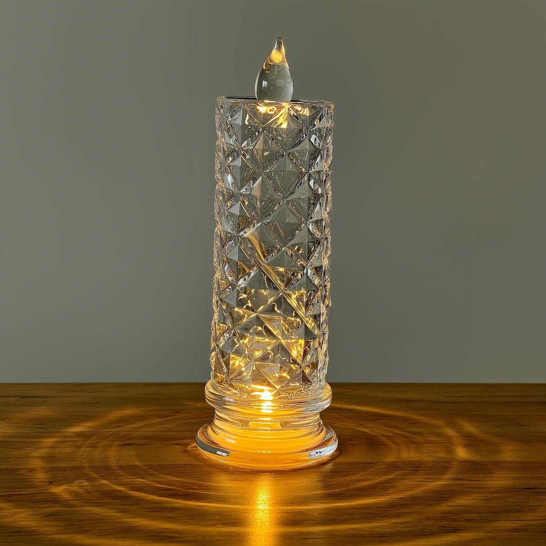 Vela de LED sem chama com corpo de cristal acesa sobre a mesa — foto de ambiente 3