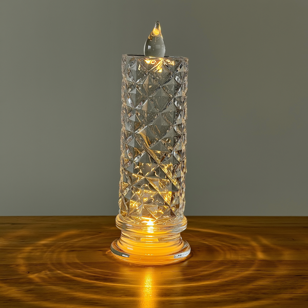 Vela de LED sem chama com corpo de cristal acesa sobre a mesa — foto de ambiente 3