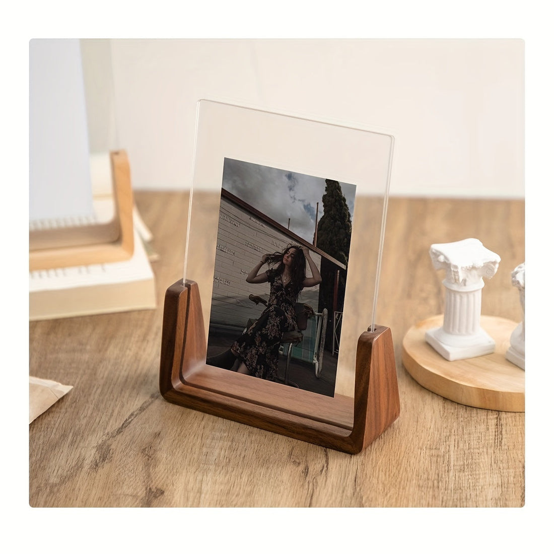 Porta-retrato de mesa em formato de U, de madeira, apoiado sobre uma superfície clara