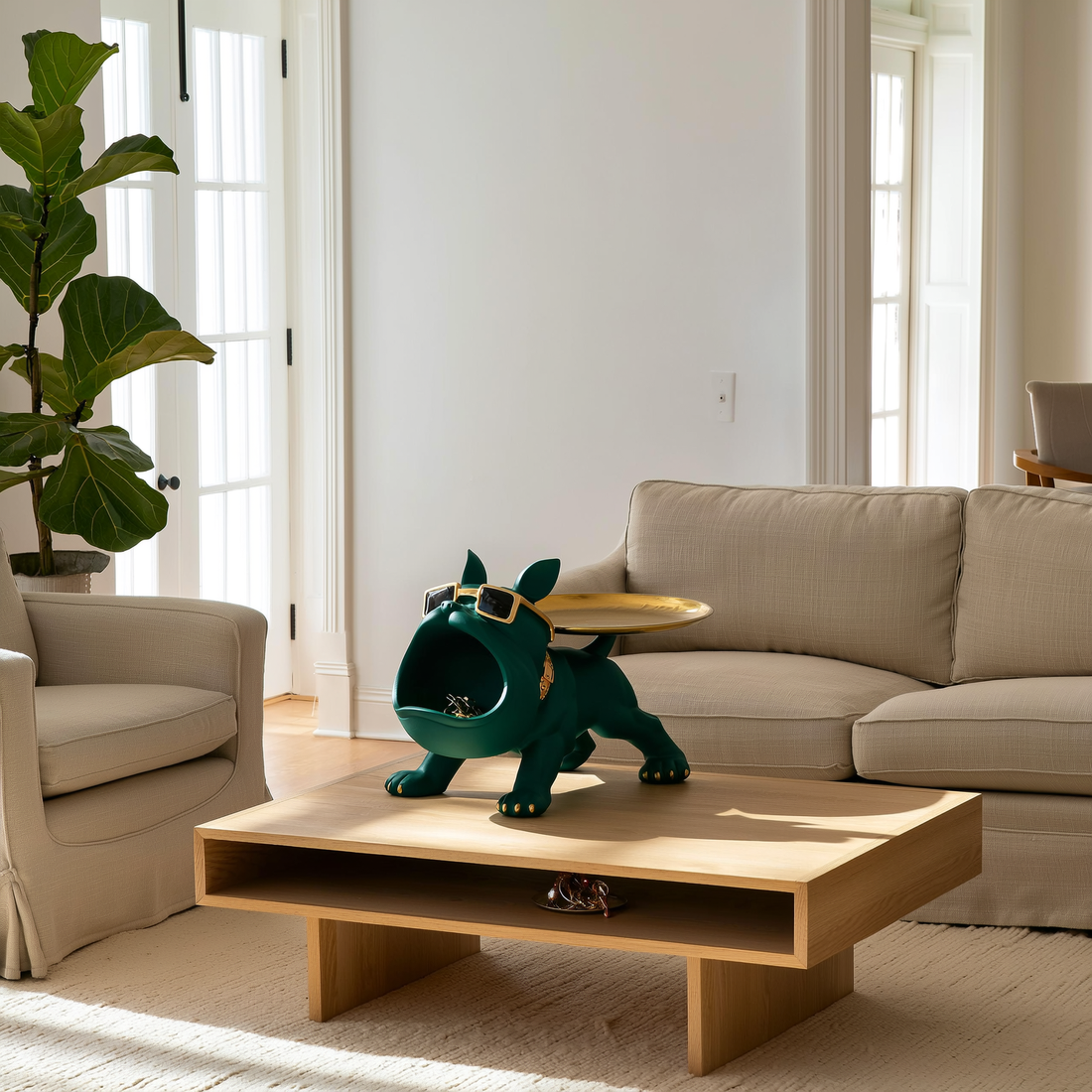 Escultura de bulldog em resina verde com bandeja dourada em sala de estar com sofá de linho e madeira clara — foto de ambiente 1