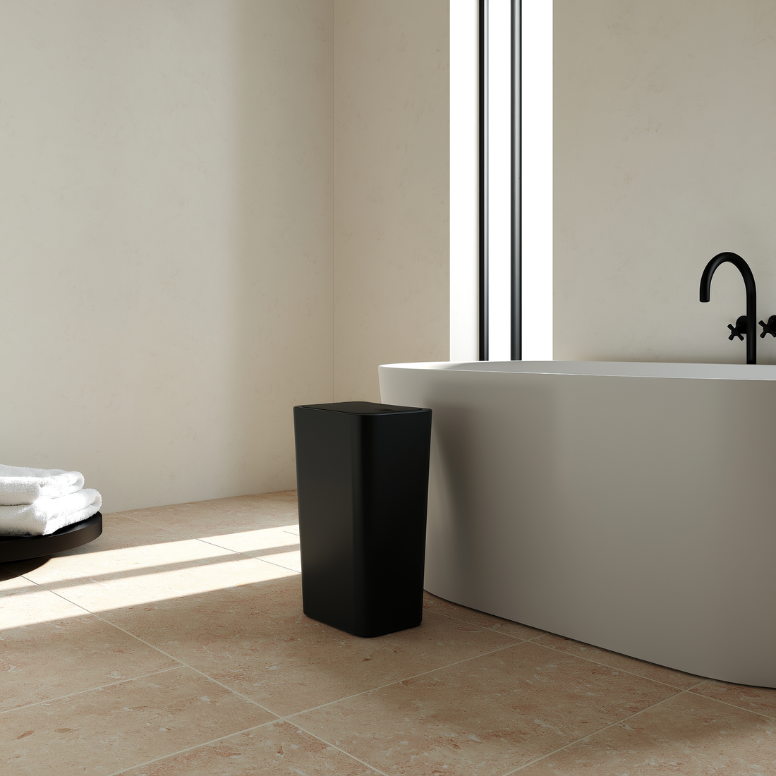 Lixeira slim preta com tampa em banheiro minimalista com mármore — foto de ambiente 4